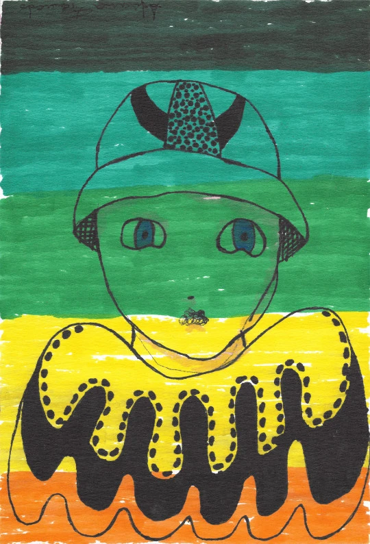 Retrato de figura con casco decorado, ojos celestes y cuello ondulado negro sobre fondo en franjas verdes y amarillas