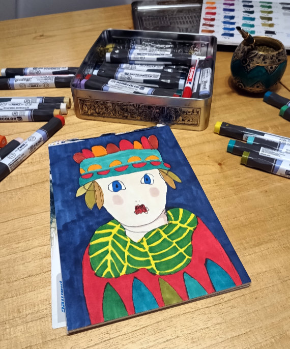 Retrato en marcadores sobre una mesa de trabajo con marcadores gráficos, una paleta de colores y un mate